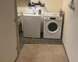 Clean & cozy studio in Hawthorne Hills SW suburban Toledo - Toledo - Laundry facility