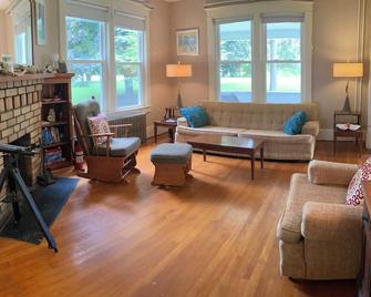 Beautiful 3-Bdrm Cottage Home On The St. Lawrence River! - Ogdensburg - Living room