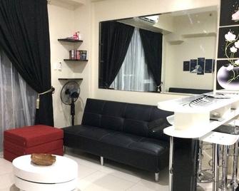 Pico de Loro Cove at Hamilo Coast, 1BR condo for 6guests (7 with child 0-1y/o) - Nasugbu - Wohnzimmer