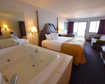 Clarion Hotel Beachfront - Mackinaw City - Makuuhuone