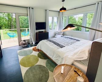 Granit House. Mid-Century Modern with Pool, View, & privacy.Dog and Kid friendly - Kerhonkson - Bedroom