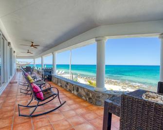 Casa Del Sol is a beachfront paradise! 6 bedroom 6 bath - Eureka - Balcón