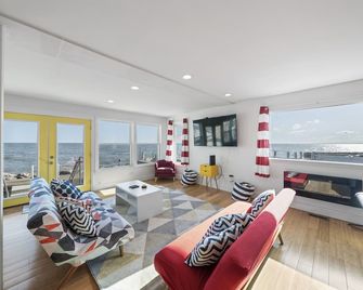 Waterfront Cottage on Lake Erie - Huron - Living room