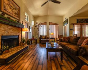 Desert View Patio Home Ram's Hill Gated Community overlooking Fazio Golf Course - Borrego Springs - Вітальня