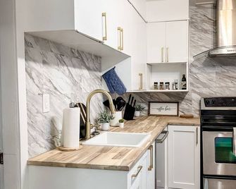 Charming 2br Home | Sleeps 5| Full Stock Kitchen - Drumheller - Kitchen