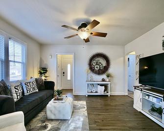 New Cozy Home + Bonus Cottage - Deck | Pacman | Fireplace | Tv - Claymont - Living room