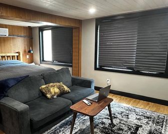 Beamsville Rustic Modern Suites - Smithville