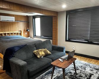 Beamsville Rustic Modern Suites - Smithville