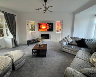 Manchester City Oasis - Spacious 5 Bedroom House - Manchester - Phòng khách