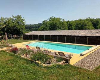 Le Séchoir des acacias, Gîte 'Les Chênes Verts' of 85m2 with heated swimming pool. - Saint-Léon-sur-Vézère - Pool
