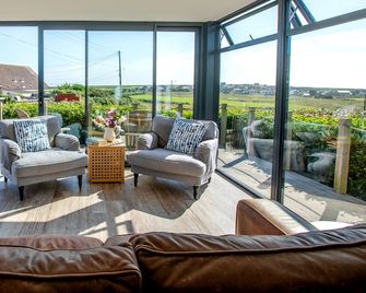 Blue Sky: gorgeous home with stunning sea views - walk to beach/shops/cafe/pub - Lands End - Sala de estar
