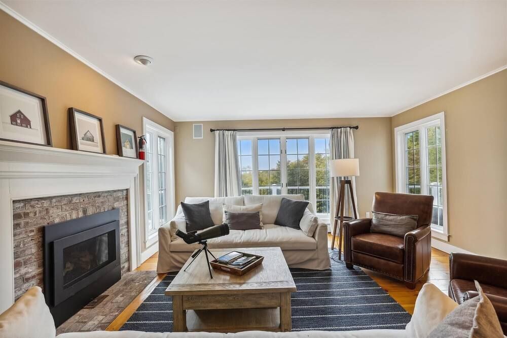 Mill Lane: 5 br, fireplace, a/c, game room, hot tub, views! - Stowe - Living room