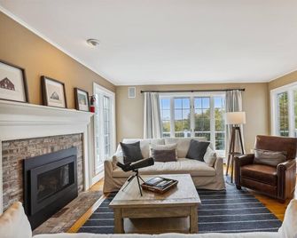 Mill Lane: 5 br, fireplace, a/c, game room, hot tub, views! - Stowe - Living room