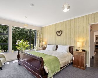 Acacia Bay Retreat - Acacia Bay Holiday Home - Taupo - Bedroom