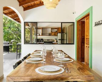 Selva Blanca, Jungle Retreat. Charming 4Bdr house with AC, WiFi & Private Pool - Playa Hermosa - Comedor