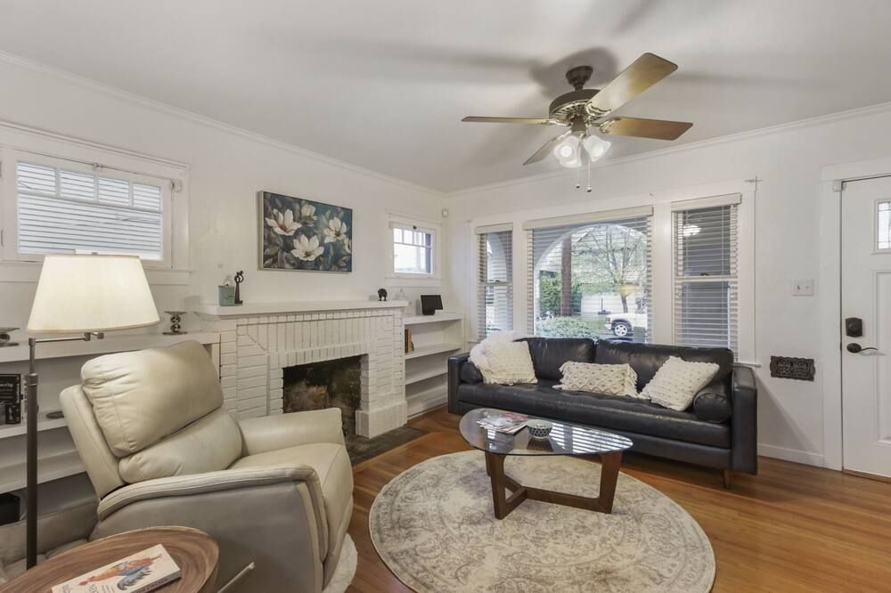 Beautiful home in prestigious East Sacramento - סקרמנטו - סלון