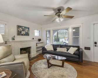 Beautiful home in prestigious East Sacramento - Sacramento - Sala de estar