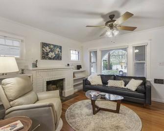 Beautiful home in prestigious East Sacramento - סקרמנטו - סלון