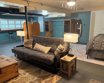 Cozy Retreat in the Heart of it all! - Brooksville - Wohnzimmer