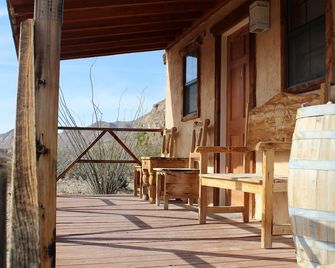 Big Bend Lodging at Ten Bits Ranch | Room #1 (The Bank) - Terlingua - Μπαλκόνι