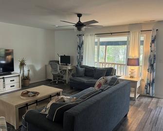 3 BR End Unit Rowhouse 1 Mile to Bethany Boardwalk, Walk to Shops & Restaurants - Bethany Beach - Pokój dzienny