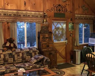 Black Bear Cozy Chalet, Lakeview, kayaks available for use - Lake Harmony - Salon