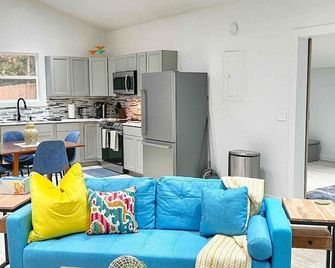 Decatur Bungalow Cozy Comfort & Convenience - Decatur - Living room