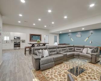 Lakefront Jackson Vacation Rental w/ Shared Yard - Jackson - Living room