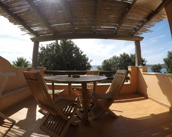 Residence Spiaggia Bianca - Golfo Aranci - Balcón