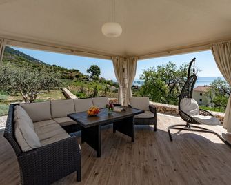 Villa Blue Sky - Bol - Patio