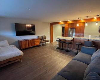 Experience Humboldt County Redwoods, Clean, Cozy, Private Yard 420 Friendly - Redway - Sala de estar