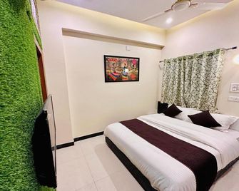 Hotel The Galaxy Near Udaipur Airport - Dabok - Bedroom