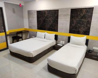 Hotel The Grand Takshak - Mahesāna - Bedroom