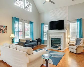 3 Mi to Dtwn Memphis: Charming Family Home! - Memphis - Living room