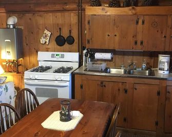 Waterfront 4-Season Log Cabin ( Moose Camp) - Pittsburg - Cocina