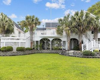 Waterfront Retreat w/ Guest House, Dock & RV Hookup – Perfect Getaway! - Newport - Edificio
