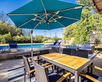 Pool Oasis w King Bed Firepit - Cabot - Патіо