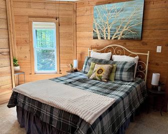 Tranquil 2BR Cabin Getaway in Caddo Gap – Near River, Trails & Hot Springs - Caddo Gap