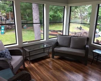 Getaway On Beautiful Balsam Lake, Wi - Balsam Lake - Living room