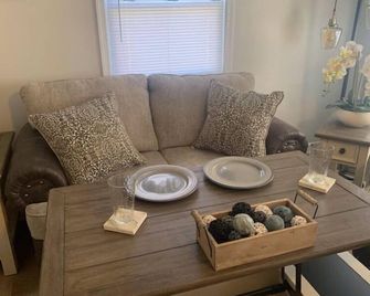 Country View Cottage-Near Massanutten, Skyline drive,&JMU.A home away from home! - Elkton - Living room