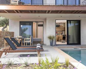 Pnoes Luxury Suites - Palioúrion - Piscina