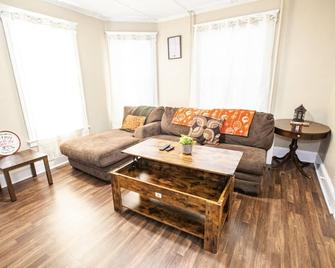 Deluxe Master Stay. Office Space. Close To All Essentials & Highways. - Waterbury - Living room