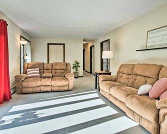Charming Lewisburg Home w/ Hot Tub & Games! - Lewisburg - Вітальня
