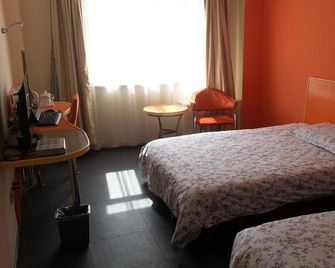 Motel 168 Hotel - Ürümqi - Sovrum