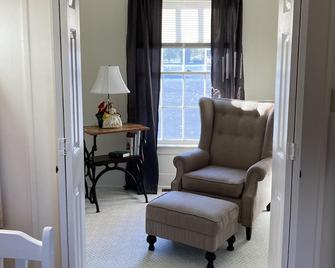 Private, cozy,classic, simple. Centrally located to hospital, uptown. - Madisonville