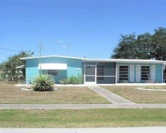 Reduced Price On This Waterfront Property On Canal - Port Charlotte - Building