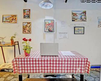 OYO Life 92921 Omaya Kost Syariah - Jombang - Comedor