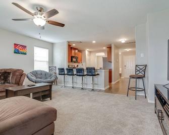 Corporate, Lackland, Sea World, Alamo, Fiesta, Riverwalk Bmt Graduation - San Antonio - Living room
