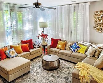 Art Villa - Chicago - Living room