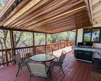 Family friendly, 3 bedroom house, with king bed for up to 15 - BBQ - Internet - jet tub - Auburn - Balcon